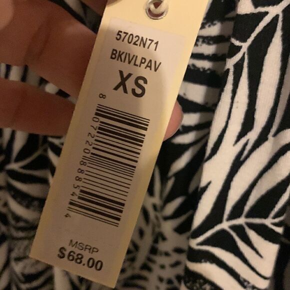 Max studio NWT black/white tank top! Size XS - Picture 3 of 4